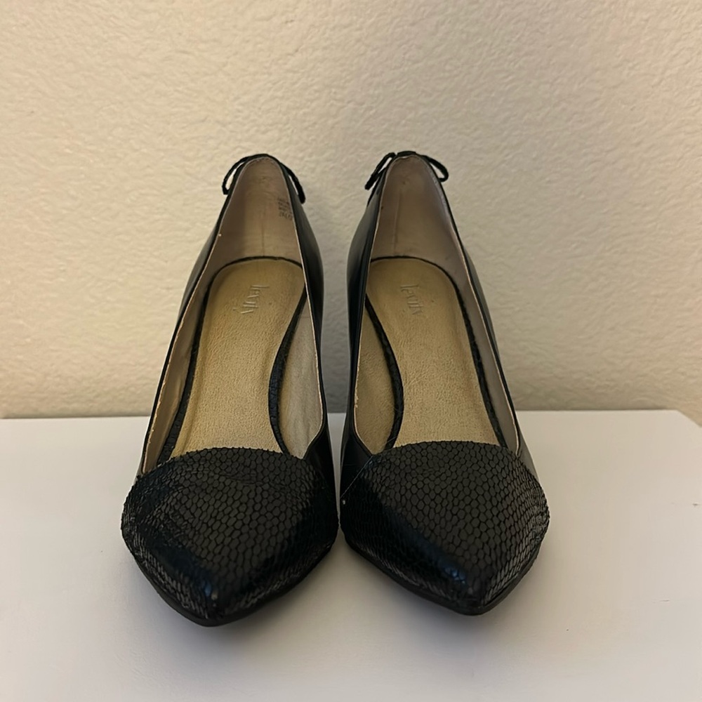 Levity Black leather pointy toed heels